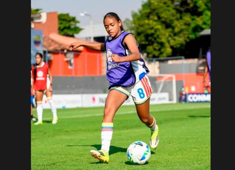 Mariana Mosquera del registro de Atlético Nacional ingresó en el segundo tiempo ante Chile y dejó buena impresión por su gambeta y buen manejo de balón. FOTO FCF