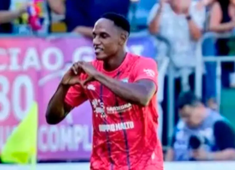 El colombiano Yerry Mina celebra su tanto ante el Parma en la victoria de Cagliari 2-0 por la Serie A. FOTO TOMADA x@SerieA_ES
