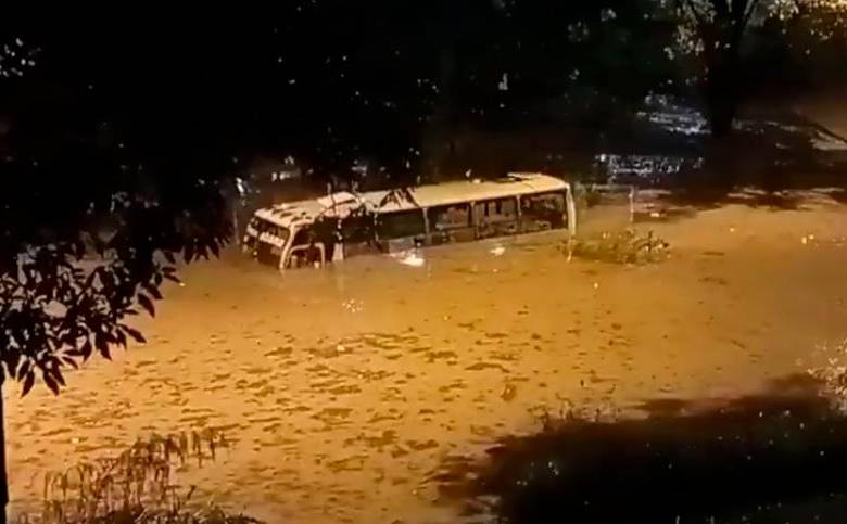 Un bus de transporte público resultó atrapado en el deprimido por las lluvias de este lunes. FOTO Cortesía 