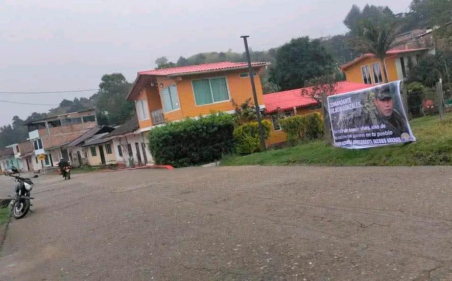Pancarta conmemorativa del comandante “Mayimbú” ubicada en el municipio de Silvia, Cauca. FOTO: CORTESÍA SUCESOS CAUCA.