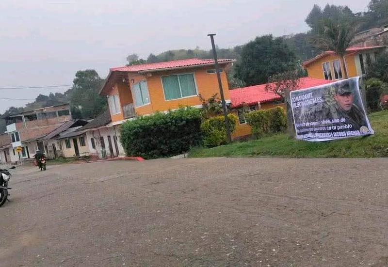 Pancarta conmemorativa del comandante “Mayimbú” ubicada en el municipio de Silvia, Cauca. FOTO: CORTESÍA SUCESOS CAUCA.