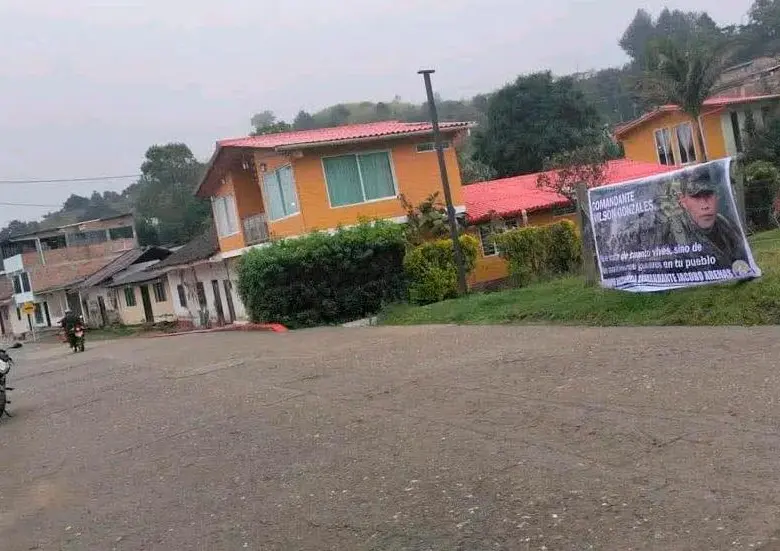Pancarta conmemorativa del comandante “Mayimbú” ubicada en el municipio de Silvia, Cauca. FOTO: CORTESÍA SUCESOS CAUCA.