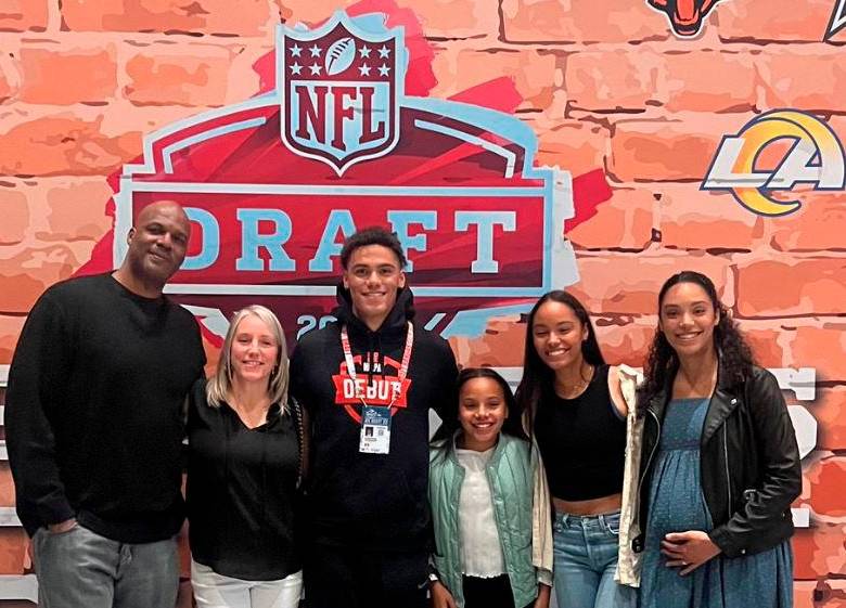 Héctor González junto a toda su familia, su esposa, su hijo Christian y sus tres hijas. FOTO CORTESÍA HÉCTOR GONZÁLEZ