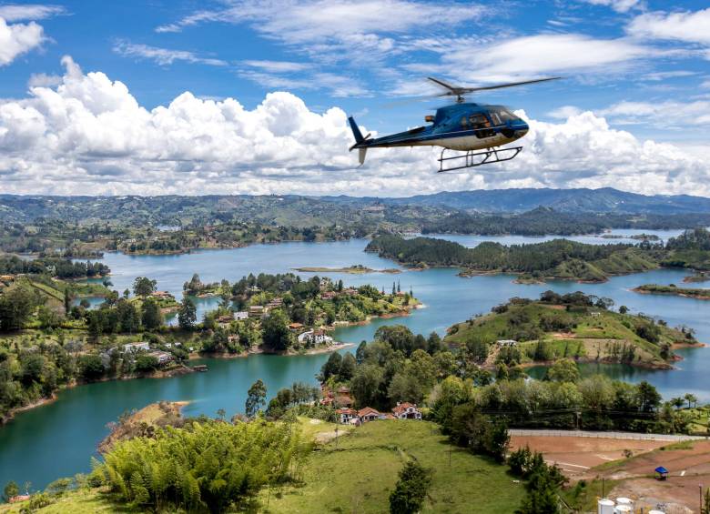 La zona de embalses de Guatapé y El Peñol se han convertido en uno de los principales atractivos turísticos del departamento, por ello varias empresas ofrecían el servicio de sobrevuelo en helicóptero por la zona. FOTO: JUAN ANTONIO SÁNCHEZ
