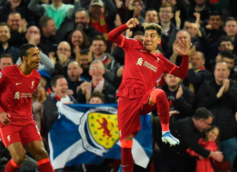 Roberto Firmino, una de las figuras del encuentro tras anotar en dos oportunidades. FOTO: EFE