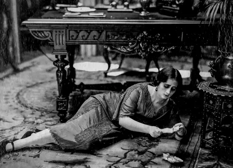 Fotografías fijas de la película Bajo el cielo antioqueño tomadas por Manuel Lalinde en 1925, restauradas en 2025 por Jorge Mario Vera, Sub director Técnico de la Fundación Patrimonio Fílmico Colombiano. 