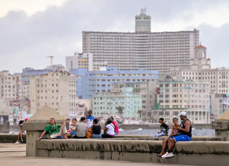 9,6 millones de habitantes en Cuba se mantienen a la espera del restablecimiento del servicio de energía tras el apagón masivo vivido este miércoles. FOTO: AFP. 