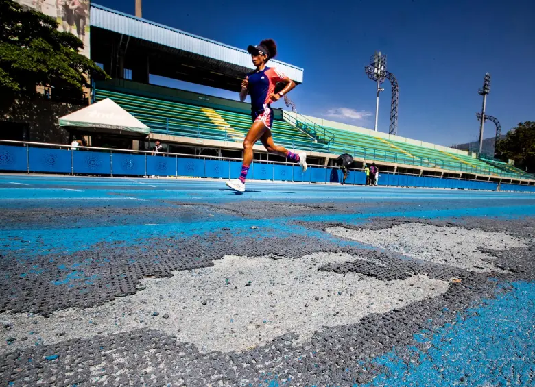 El estadio de atletismo, los techos de coliseos y el velódromo de Medellín requieren ser intervenidos. FOTOs jaime pérez