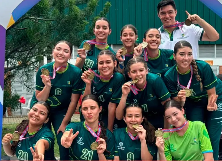 En balonmano, Antioquia, que tuvo la presentación de las estudiantes del Colegio Corazonista de Medellín, se quedó con el oro en Juegos Intercolegiados. FOTO: CORTESÍA INDEPORTES ANTIOQUIA