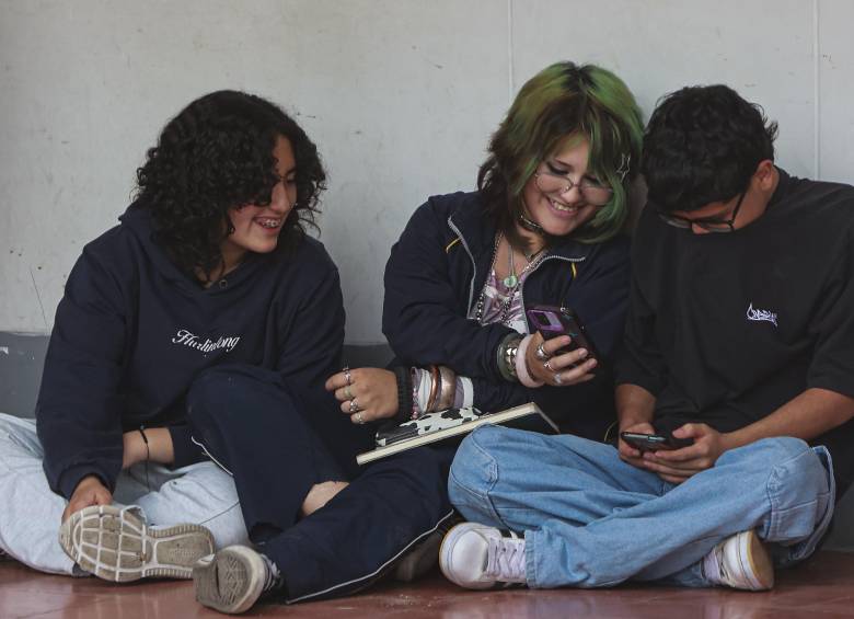 Los mismos jóvenes aceptan que la medida ha redundado en una mayor socialización entre ellos en los espacios escolares. Foto: Manuel Saldarriaga Quintero.