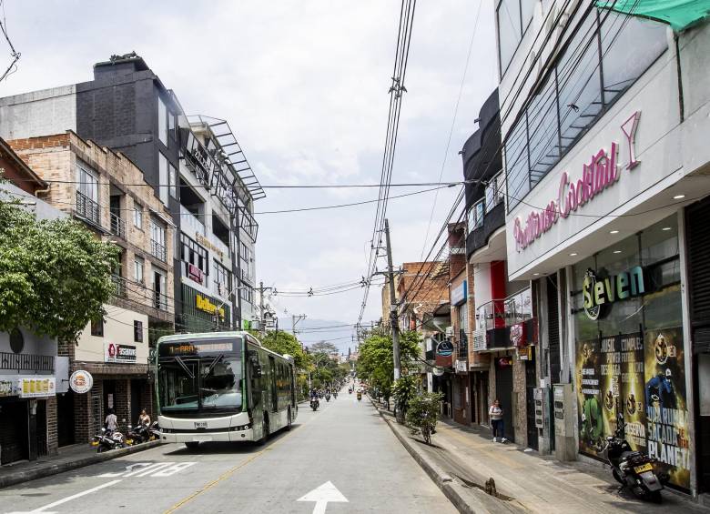 Calle principal del barrio Manrique, donde ocurrieron los hechos. Foto: Jaime Pérez Munévar