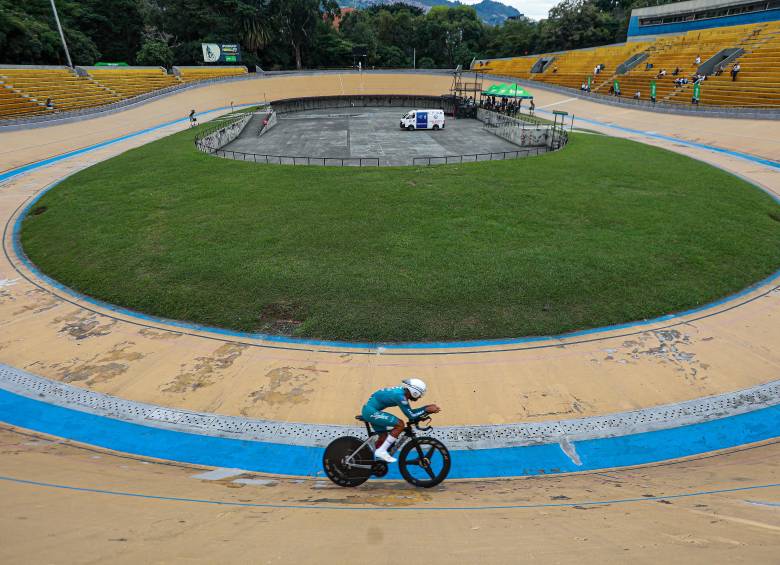 Una sobrecarga física en la región lumbar obligó a Néstor a poner fin al reto en el velódromo. FOTO Manuel Saldarriaga Quintero