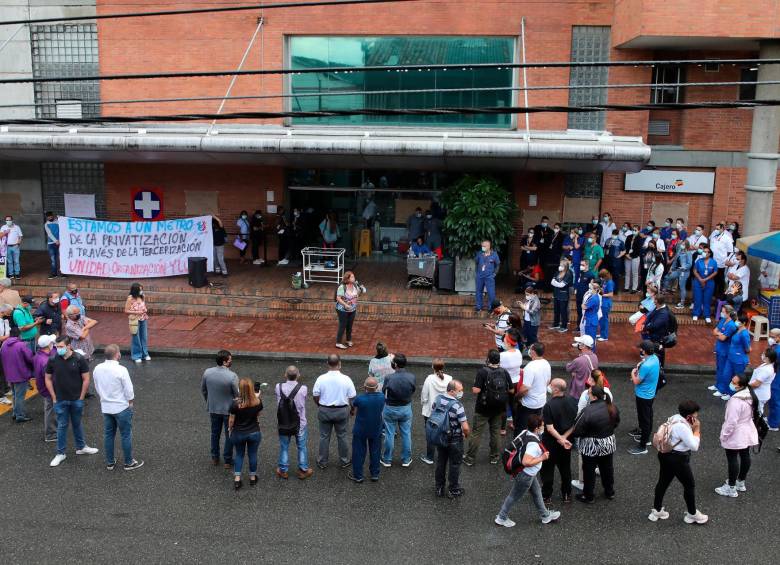 Empleados del General de Medellín, el hospital público más importante de la ciudad y el departamento, se han manifestado por falta de pagos y por la tercerización laboral. FOTO EL COLOMBIANO
