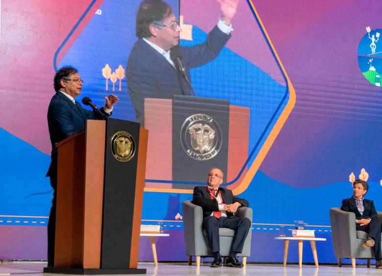 El jefe de Estado puso sobre la mesa varias propuestas para fortalecer el turismo frente a Carlos Moreno, presidente de Anato capítulo central, y Claudia López, alcaldesa de Bogotá. FOTO CORTESÍA