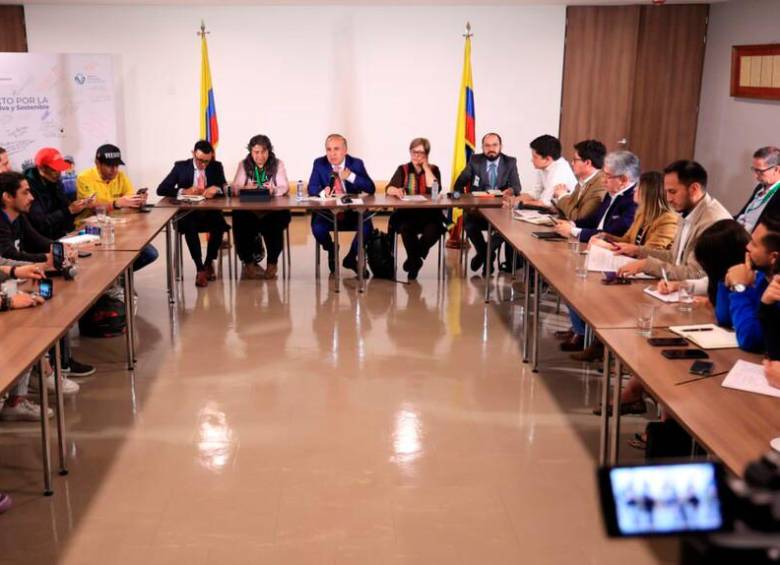 El ministro de Transporte, Guillermo Reyes, se reunión con representantes de las ciberplataformas de movilidad. FOTO: CORTESÍA MINTRANSPORTE.