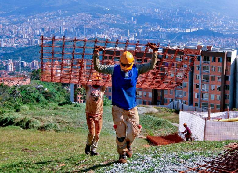 Entre los sectores que impulsaron estos resultados están la administración pública, educación y salud, con una contribución de 1,5 puntos porcentuales, seguidos por la industria manufacturera con 1,4 puntos y la construcción con 0,8 puntos. FOTO: Juan Antonio Sánchez