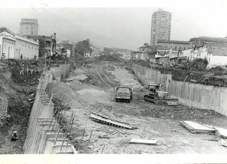 Fotos antiguas de El Colombiano: La avenida que partió en un tajo al Centro de Medellín