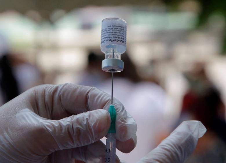 El Ministerio de Salud se trazó la meta de llegar a vacunar al 70 % de la población para diciembre de este año. FOTO: EFE - Ricardo Maldonado