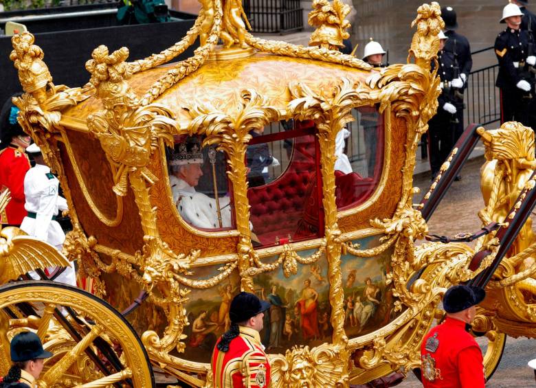 Carlos III y la reina consorte en el carruaje de oro. FOTO Getty