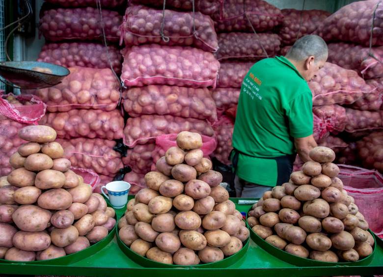 Alimentos como la papa, cuyo precio estuvo a la baja, contribuyeron a que la inflación en octubre fuera negativa. FOTO: Juan Antonio Sánchez