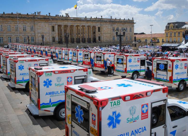 El plato fuerte del evento en la plaza de Bolívar de Bogotá fue el desfile de 51 ambulancias de la red pública de salud. Según el Gobierno, la inversión es de $13.621 millones en los vehículos. FOTO presidencia