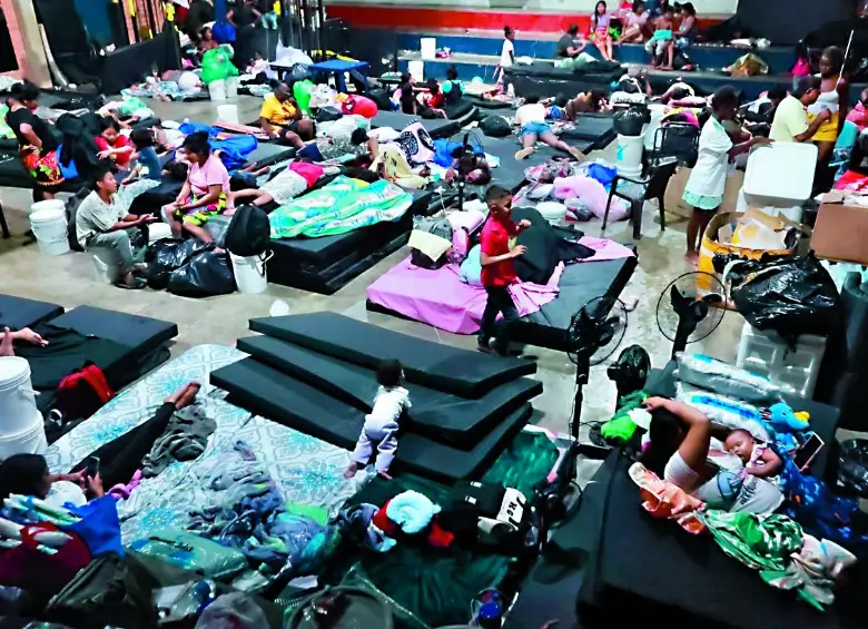 El albergue ubicado en el Coliseo de Boxeo de Quibdó se inundó por las fuertes lluvias y los afectados no pudieron dormir sobre los colchones húmedos. Foto: Manuel Saldarriaga..