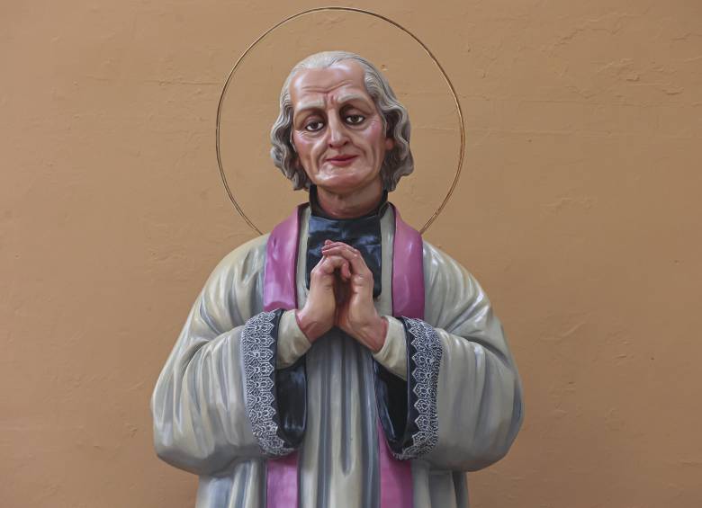Imagen del Santo Cura de Ars que reposa en Cisneros y que fue tallada por el artista religioso Santiago Ocampo. Foto: Manuel Saldarriaga Quintero.