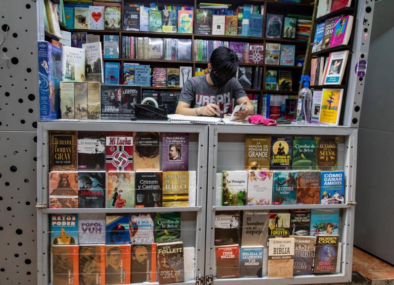 Los días se hicieron más largos para los libreros de La Bastilla. Las horas se miden por la cantidad de libros vendidos: a veces son cuatro, o tres, incluso uno o ninguno. Foto: Manuel Saldarriaga Quintero.