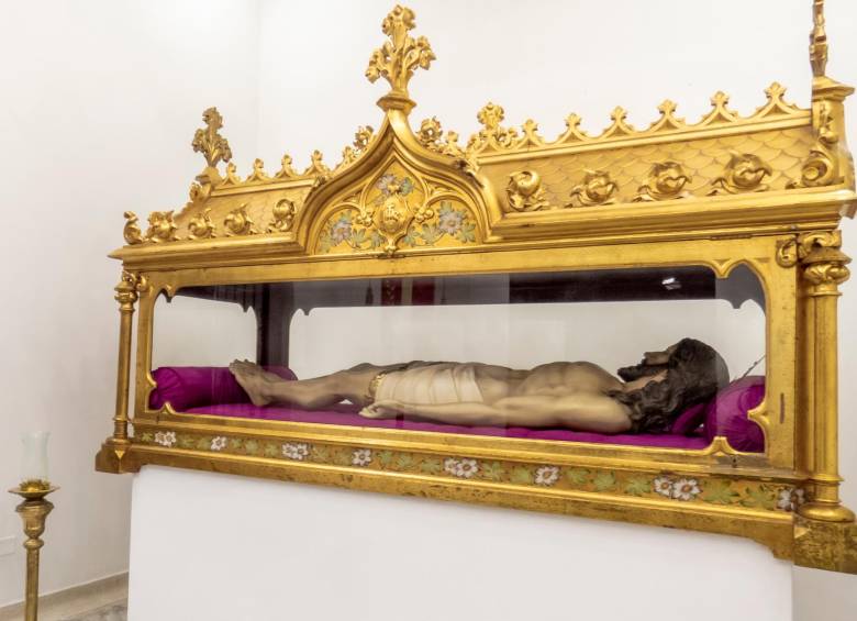 La pieza está tallada en madera recubierta por una laminilla de oro florentino. FOTO LAURA FRANCO.