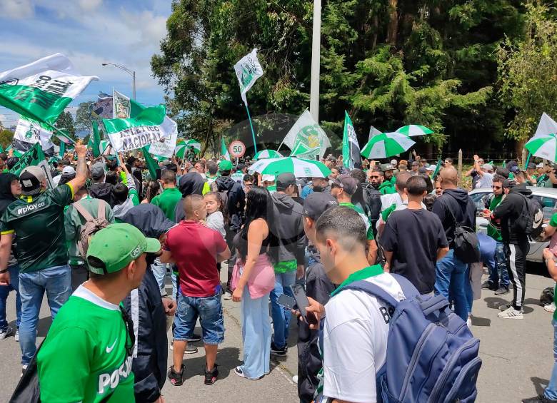 Los hinchas de Atlético Nacional llegaron hasta Rionegro para despedir el equipo que viajó a Ibagué. FOTO JAIME PÉREZ 