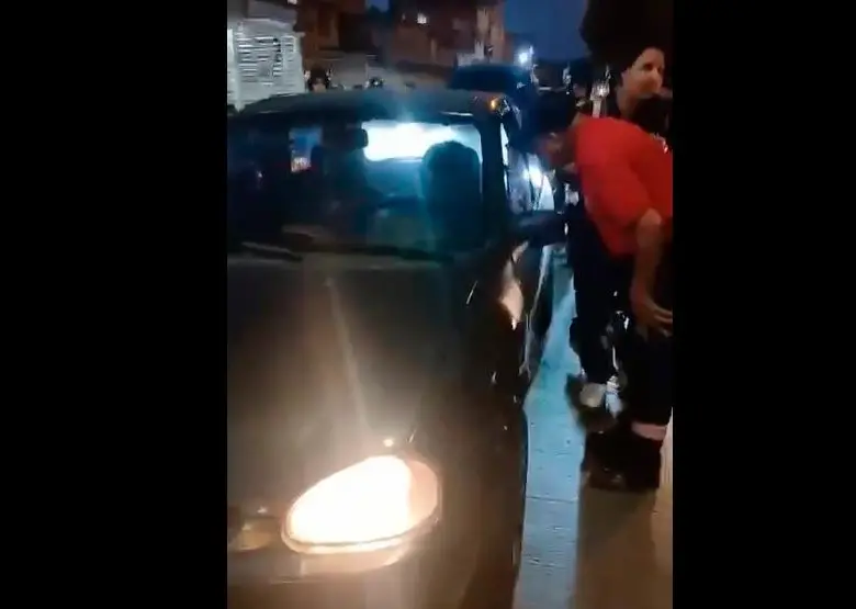 El dragoneante Jimmy Florez Salazar fue atacado a disparos cuando conducía su carro por una vía de Cali. IMAGEN TOMADA DE VIDEO.