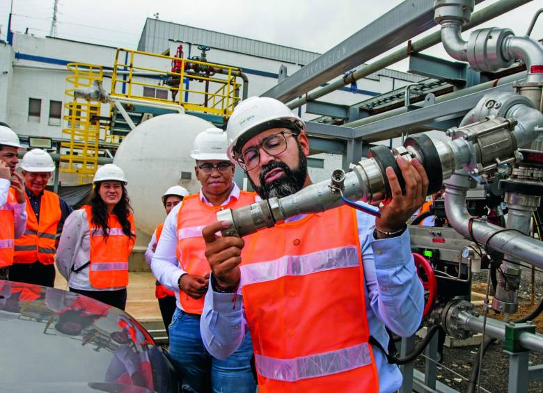 El ministro de Minas y Energía, Andrés Camacho, estuvo ayer en la planta. Se están ultimando los detalles para que empiece la primera producción de hidrógeno verde en el país. FOTOS: Julio César Herrera