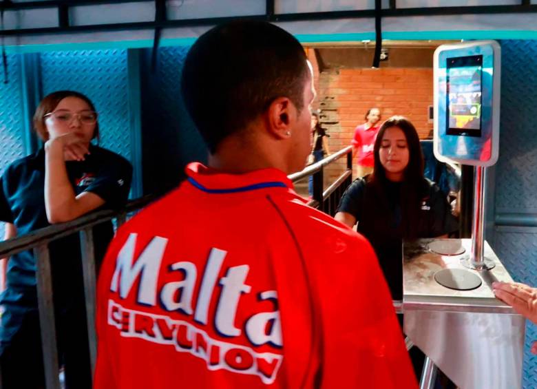El experimento de reconocimiento facial el DIM hizo un simulacro con 1.000 aficionados de la barra Rexixtenxia Norte para el ingreso al Atanasio Girardot.FOTO MANUEL SALDARRIAGA 