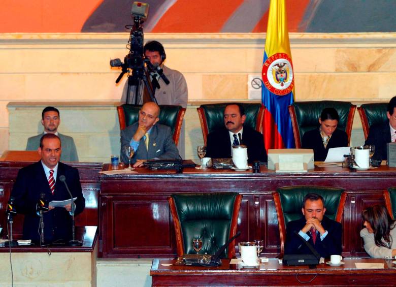 Salvatore Mancuso en la intervención que hizo ante el Congreso el 28 de julio de 2004. FOTO ARCHIVO