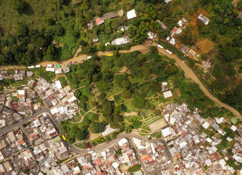 La imagen con dron muestra la situación actual del ecoparque, cercado por viviendas a su alrededor. FOTOS manuel saldarriaga