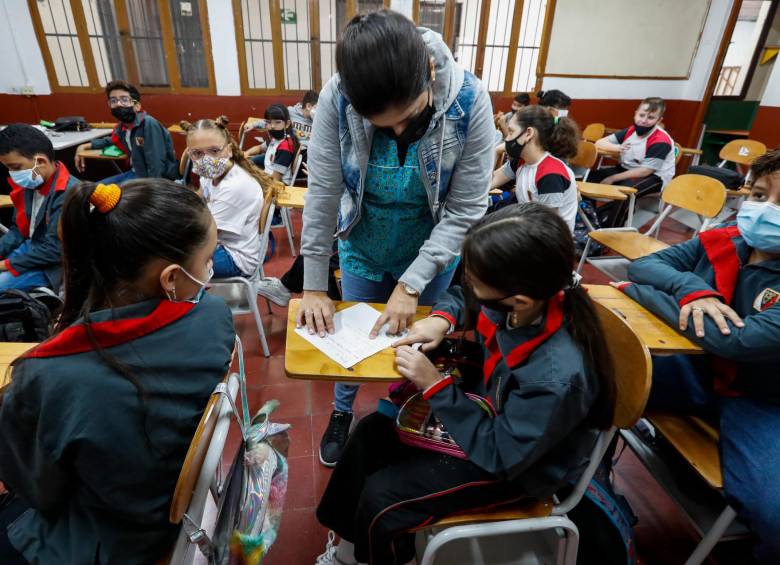 Según el informe de Condiciones escolares para el Bienestar 2021 (Índice Welbin), el cumplimiento de alistamiento covid de 153 establecimientos educativos, en 40 municipios de Antioquia, es del 47%. La prevención, con uso de tapabocas, lavado de manos y distanciamiento, gana el año. FOTO MANUEL SALDARRIAGA