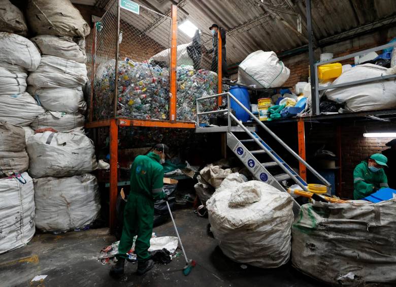 El proyecto de ley que busca prohibir los plásticos de un solo está por surtir su trámite en el Congreso. FOTO: EFE