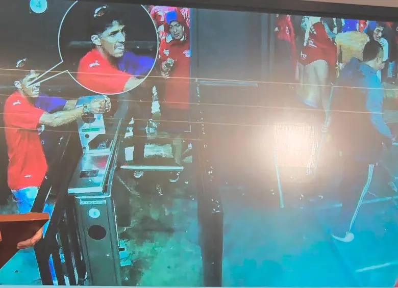 Este es otro de los implicados en los altercados, dañando los torniquetes de la tribuna norte del estadio Atanasio Girardot. FOTO: CORTESÍA