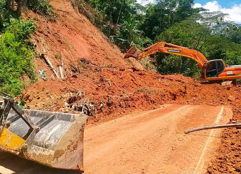 Las lluvias han hecho más complejo la remoción de los derrumbes en la vía. FOTO Cortesía 