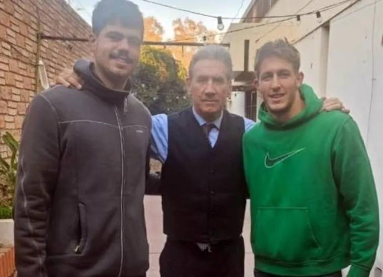 Los dos rugbiers franceses junto a su abogado, Antoine Vey. FOTO: REDES SOCIALES