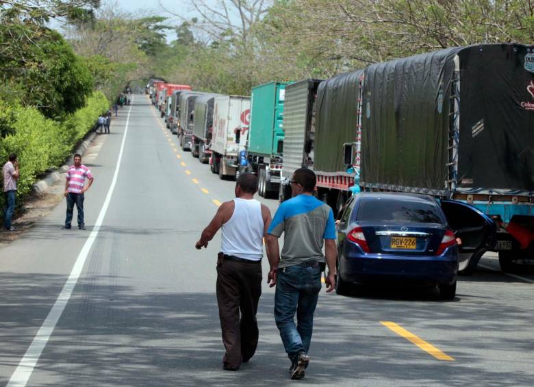El paro dejó frenados los camiones de carga para abastecer a doce localidades antioqueñas y parte de la Costa Atlántica. FOTO MANUEL SALDARRIAGA
