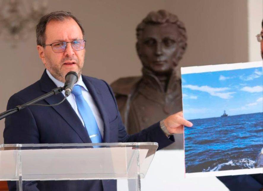 El canciller venezolano Yván Gil mostrando una foto del destructor de Estados Unidos en la Zona Económica Exclusiva de su país en el Caribe. FOTO: Europa Press