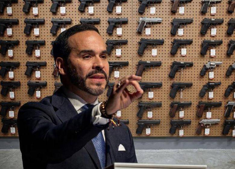 El presidente Abelardo De la Espriella firmó el martes 7 de septiembre de 2026 un decreto que levanta las restricciones generales al porte de armas de fuego. Fotos: Colprensa y AFP