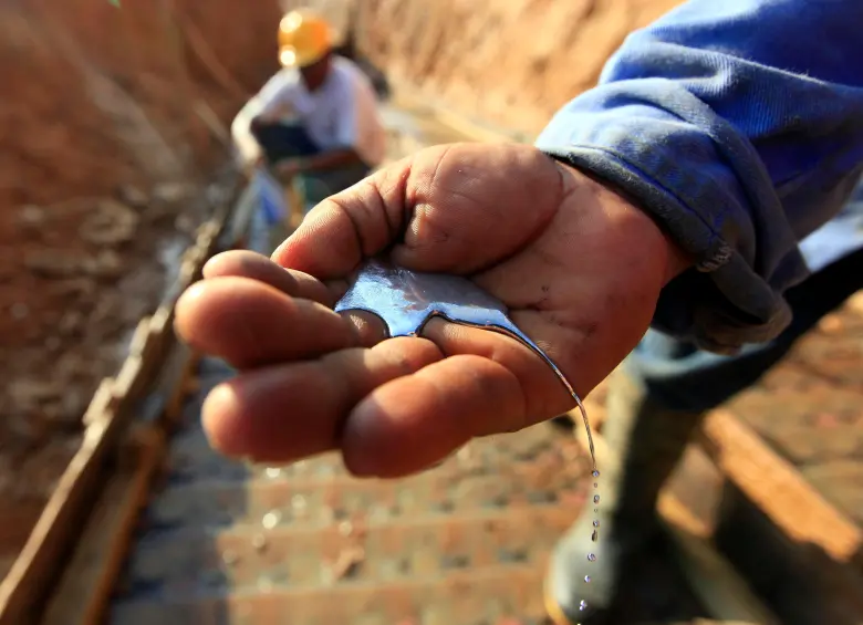 El mercurio es el principal químico para lograr el mayor aprovechamiento del oro. Es usado pese a la prohibición para su comercialización desde 2013. FOTO: MANUEL SALDARRIAGA