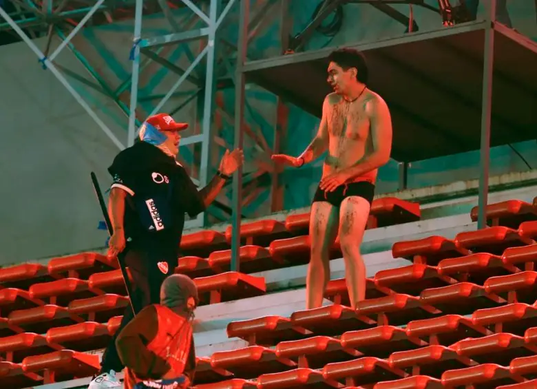 Varios hinchas salieron con heridas y sin ropa del estadio Libertadores de América en Avellaneda. Foto: AFP