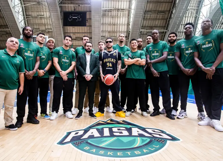 El artista Ryan Castro se unió en enero a Paisas Basketball y junto a J Balvin, Karol G, Blessd, Bad Bunny y Ozuna conforman una lista de artistas urbanos que se involucran con el deporte. FOTO: Jaime Pérez