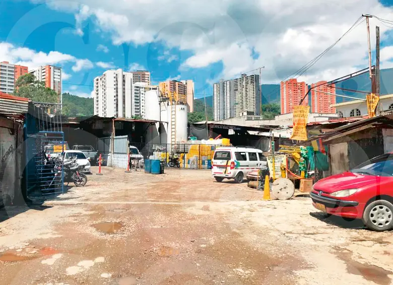 Dentro de este parqueadero del barrio El Trapiche, de Sabaneta, ocurrió el asesinato de Elías Bartolo Causil Ramos, de 65 años, siendo este el primer asesinato en 449 días en esta localidad. FOTO: Laura Rosa Jiménez Valencia
