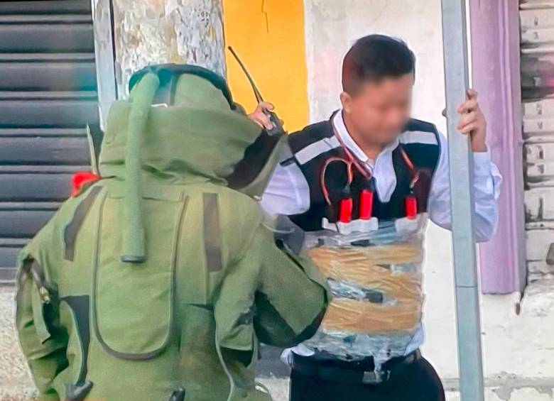 La Policía de Ecuador tuvo que desactivar una bomba que estaba amarrada al cuerpo de un guarda de seguridad. FOTO: Twitter @PoliciaEcuador