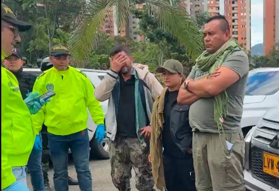 Alias “Calarcá” y “Érika Castro” al momento de su captura en julio de 2024, en medio de la caravana de la UNP. Con el rostro cubierto está “Leo”, jefe del frente 36, quien sí quedó en la cárcel. <b><span class="mln_uppercase_mln"> </span></b>FOTO<b><span class="mln_uppercase_mln"> cortesía ejército</span></b>