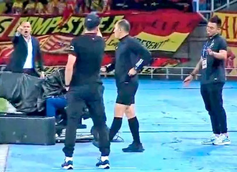 Tras los insultos entre Rafael Dudamel y Diego Raimondi, ambos se disculparon. El técnico argentino señaló que todo quedaba dentro del campo. FOTO X-@Borda_analista